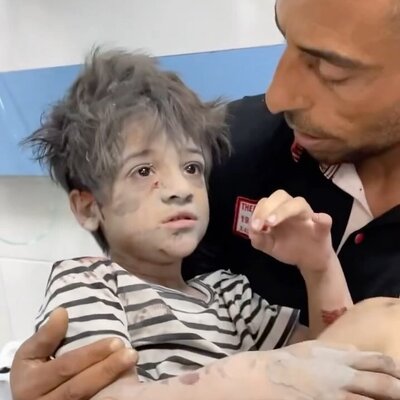 (فیلم) شنیدید که میگن از ترس می لرزید؟ حالا ببینید: کودک فلسطینی نجات یافته از زیر آوار حملات اسرائیل از ترس می لرزد!