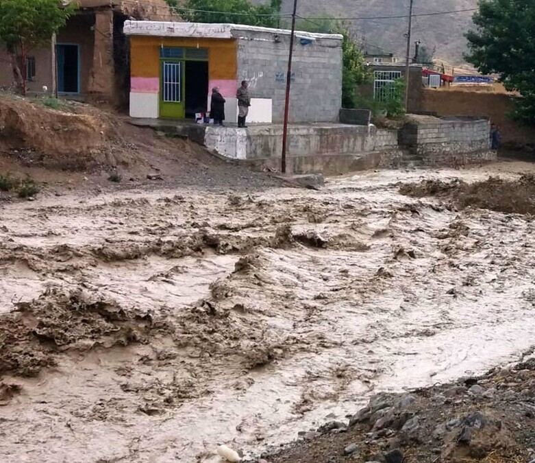 فیلم دردناک از لحظه بلعیده شدن مرد مشهدی توسط زمین در سیل