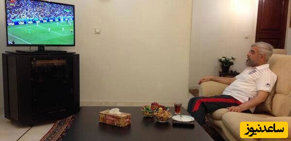 حسن روحانی در حال تماشای مسابقه فوتبال تیم ملی با لباس ورزشی