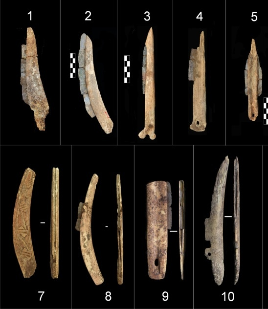 چاقوهای با دستۀ استخوانی و تیغۀ سنگی که در این سایت یافت شده‌اند
