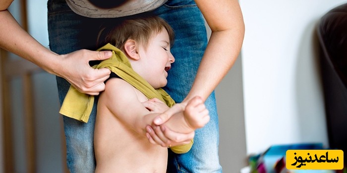 لجبازی کودک در لباس پوشیدن