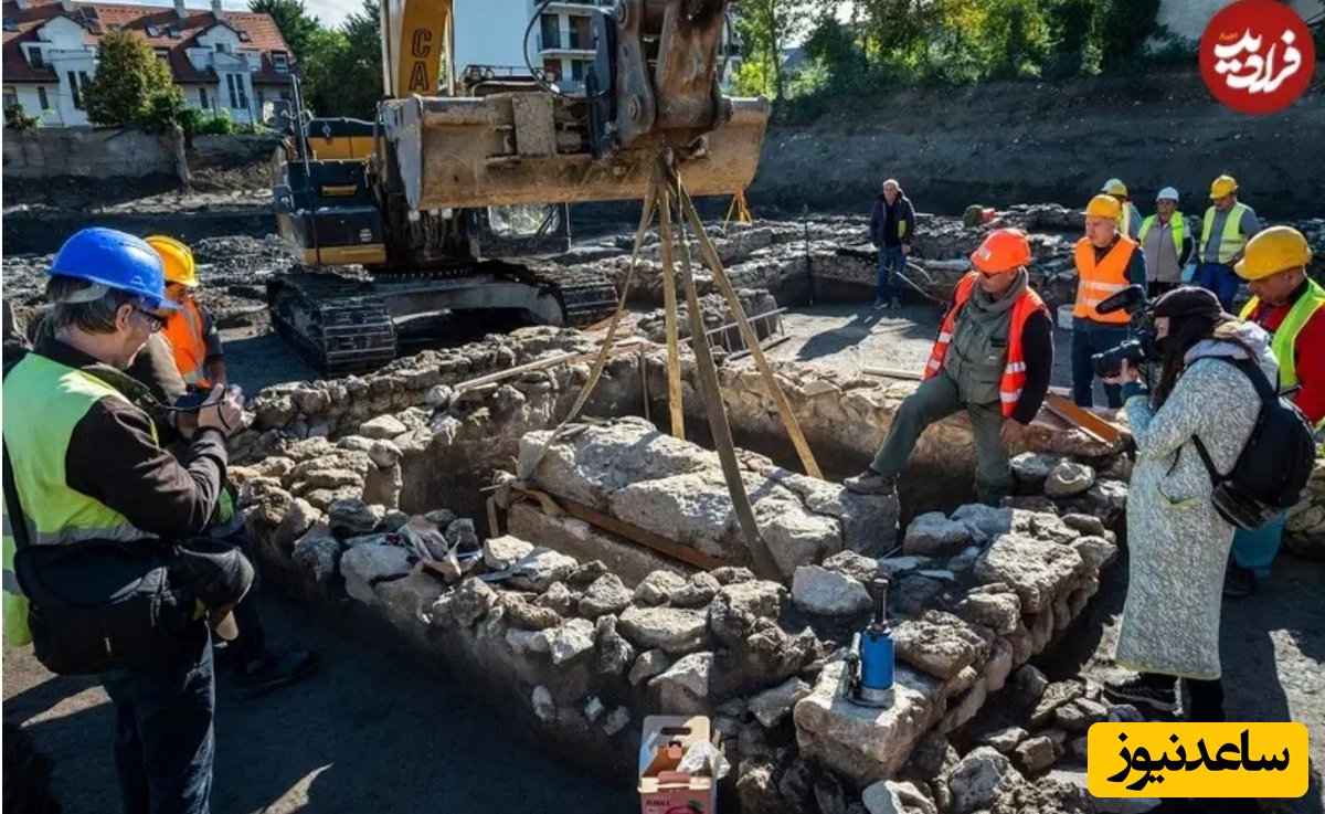 باستان شناسان در حال برداشتن درب سنگی تابوت