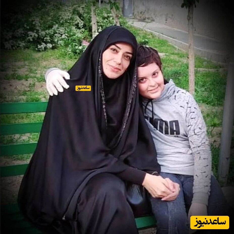 پوستر الهام چرخنده در آغوش پسری