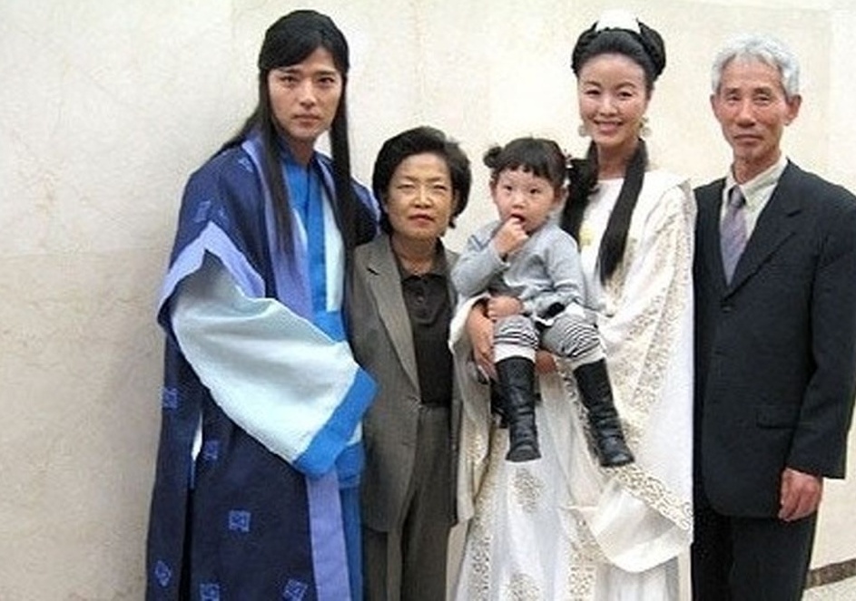 «مدیر سایونگ» (سریال جومونگ) و «فرمانده هیاپ» (امپراتور بادها) در یک مراسم