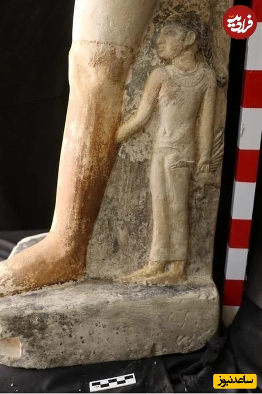 آنچه که این کشف را منحصر به فرد می‌کند، ترکیب هنر «نقش‌برجسته» با مجسمه‌سازی است؛ حضور دختر خانواده در این مجسمه به صورت نقش‌برجسته در کنار پای پدر  تصویر شده است.