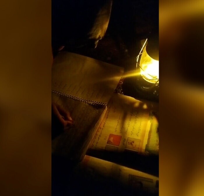 دانش آموزان این روستا هنوز زیر نور چراغ نفتی مشق می نویسند / چه کسی مسئول رفاه این منطقه است؟! + ویدئو