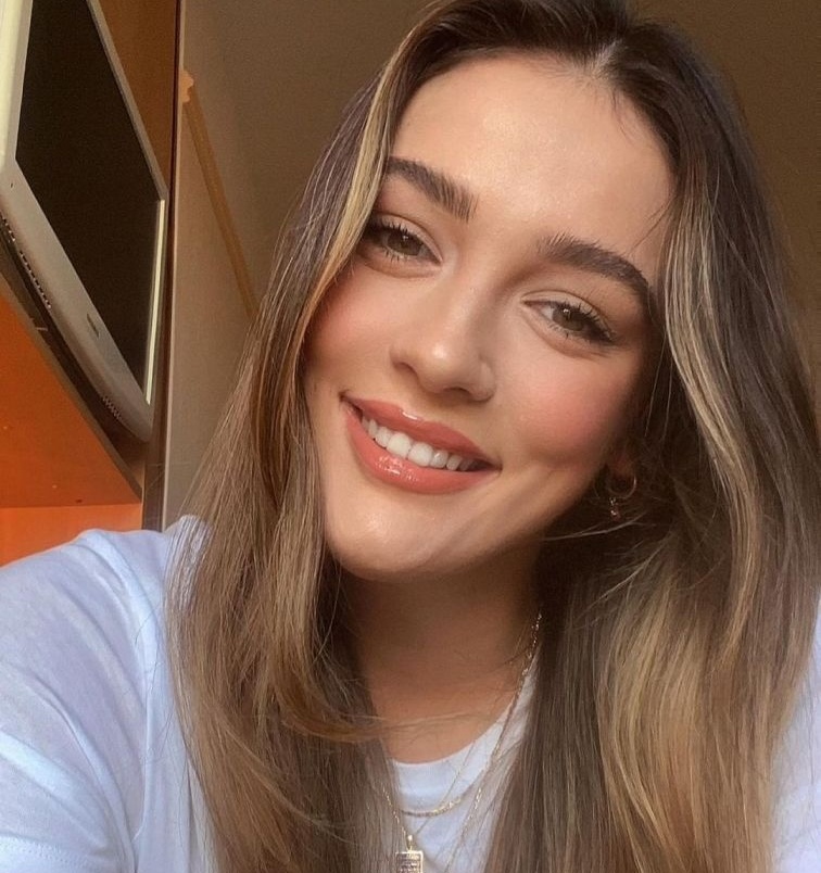 نگاهی به ویلای حصیری زهرا گونش به سبک خانه های قشم و سیستان و بلوچستان و مقایسه با خونه کاخ مانندش در بالاشهر ترکیه/ دارندگی و برازندگی😍+عکس