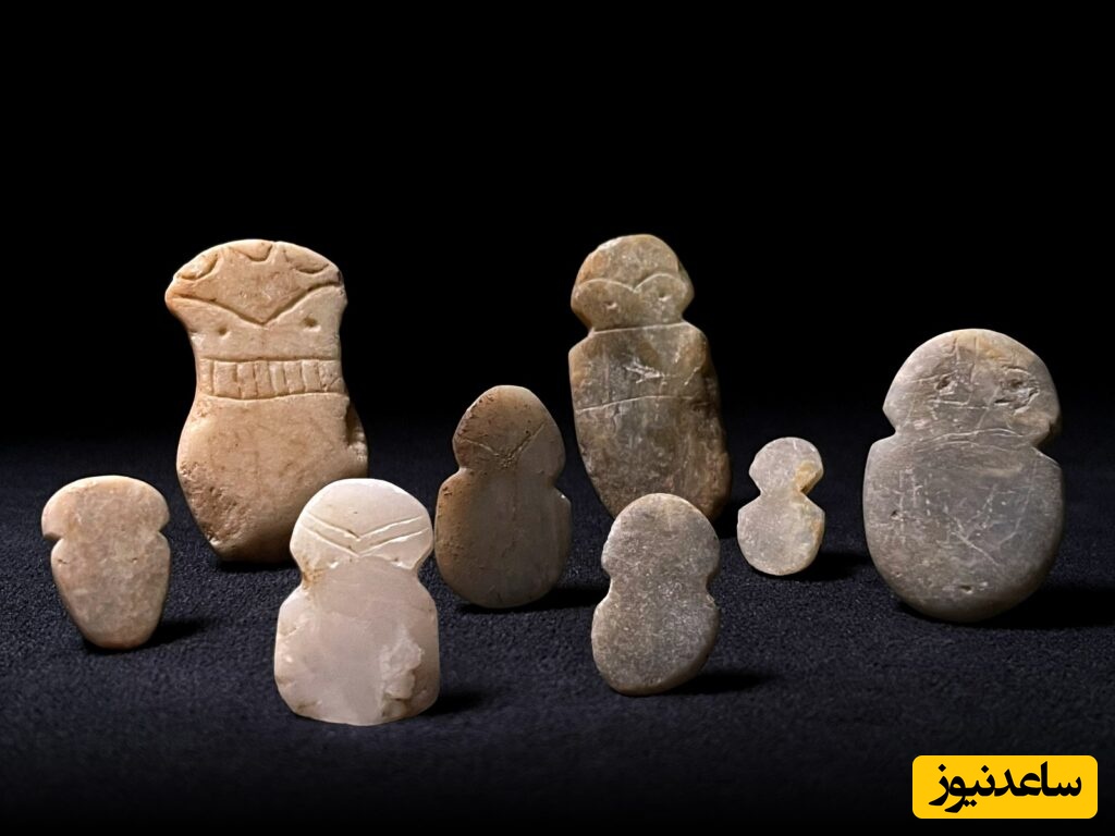 قابل‌توجه‌ترین کشف، هفت بت انسان‌نمایی است که کنار هم و اطراف یک آتشدان قرار گرفته‌اند