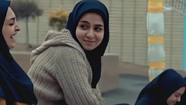 (ویدیو) یادی کنیم از شیطونیای سر صف مدرسه فیلم برگه بدون نام/ خبر بد اول صبح خوبیت نداره 😂