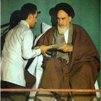 شهید رجایی در حال دریافت حکم ریاست جمهوری از امام خمینی