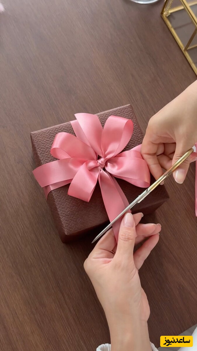 حالا نوبتی هم باشه نوبت کادو کردن هدیه روز پدر و روز مرد هست؛ اگه هنوز نمیدونی چیکار کنی اینجا کلی ایده کادوپیچی با کمترین هزینه آموزش دادیم