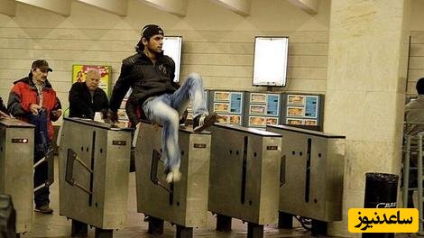 (فیلم) صحنه عجیب در مترو هنگام فرار یک مرد ژیمناستیک کار از پرداخت بلیت/ جان به جان آفرین تسلیم کرد😐✋
