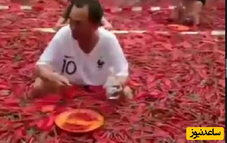 (فیلم) مسابقه عجیب چینی ها، فلفل خوری در استخر فلفل