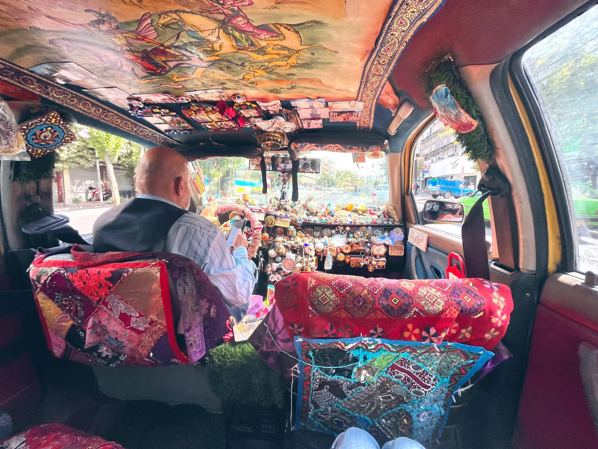 تاکسی یا گالریِ هنری؟؛ خلاقیت راننده خوش ذوق شیرازی در جذب مسافر با تزئینات بامزه و وسایل راحتی/ از متکا تا انواع دیوارکوب‌های مینیاتوری و چمن مصنوعی+ویدیو