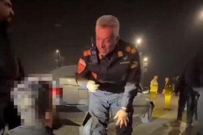 حرکت سرهنگ پلیس تبریزی این روزها حسابی سروصدا کرده / باوجود قهرمانانی مثل سرهنگ بزرگی، اراذل و اوباش دیگر جرات خودنمایی ندارند + ویدئو