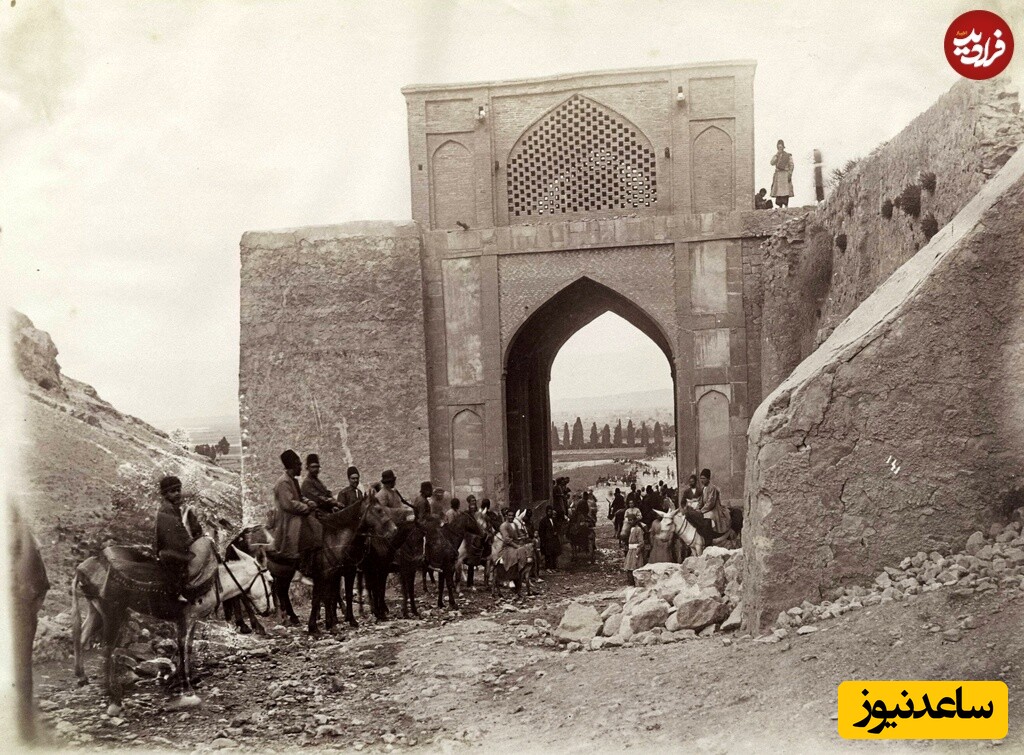 منظره‌ای زیبا از عبور یک کاروان از دروازه قرآن شیراز