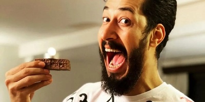 بهرام افشاری بازیگر سریال پایتخت با موهای بلند و چهره فرتوت جوان ترین ریش سفید سال لقب گرفت +عکس