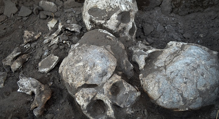 چهار جمجمه که در یک گودال در خارج از مقبره دفن شده‌اند