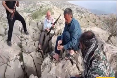 فیلم | لُرهای غیرتی با دمپایی رفتن شکار خلبان آمریکایی؛ آقای ترامپ حتی ارزش پوشیدن کفش هم ندارید