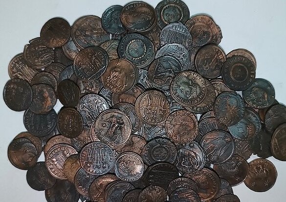 این سکه‌های برنزی در وضعیت بسیار مناسبی حفظ شده‌اند و همگی خوانا هستند