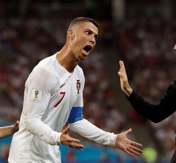 پربازدیدشدن رفتار زننده و بعید رونالدو با یک هوادار پَر و پا قرص ارمنستانی/ بعد ازدواج با جورجینا براش اعصاب نمونده+فیلم