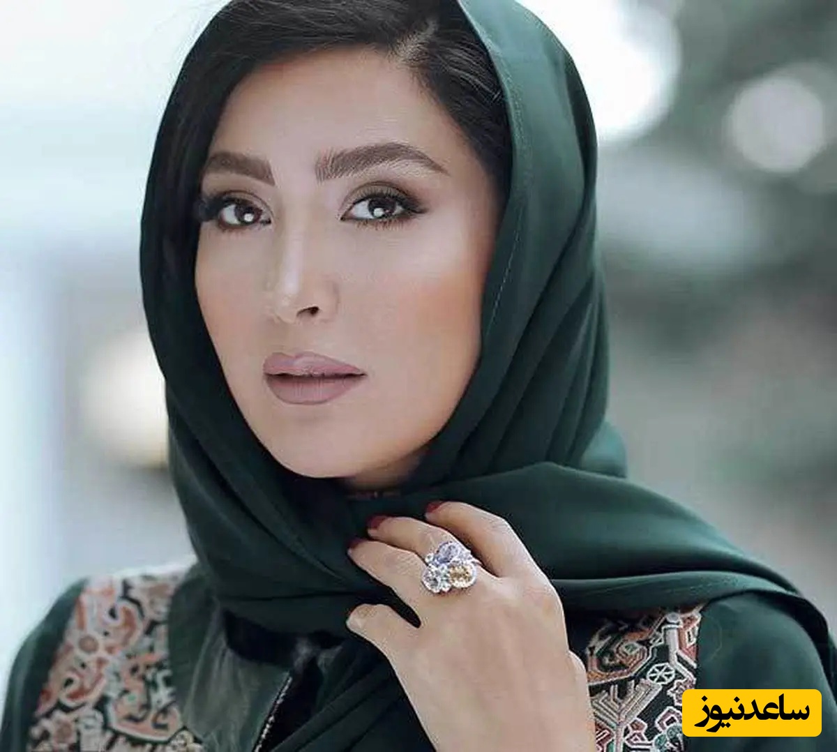 دلبری مریم معصومی با تیپ خفن و باکلاسش در کنار شکوفه های صورتی🌸🌸🌸