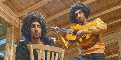 نگاهی به چیدمان منزل مصطفی و مجتبی بلال حبشی(رحمان و رحیم سریال پایتخت) که کم از مغازه سمساری نداره/مبلمان سلطنتی، ساعت پاندولی، تابلو وان یکاد، تردمیل و...