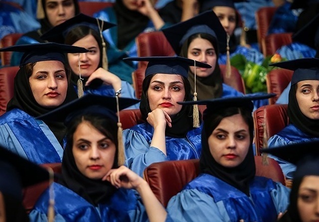 (عکس) نگاهی به زیباترین لحظات این روزهای دانشگاه تهران و صنعتی شریف!/ از کلاس شلوغ تا حیاط چشم‌نواز