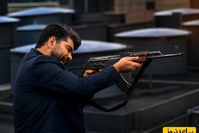 ببینید|‌ شلیک با کلاشینکف در برنامه زنده!/ مجری چه حرفه‌ای شلیک کرد....+ ویدیو