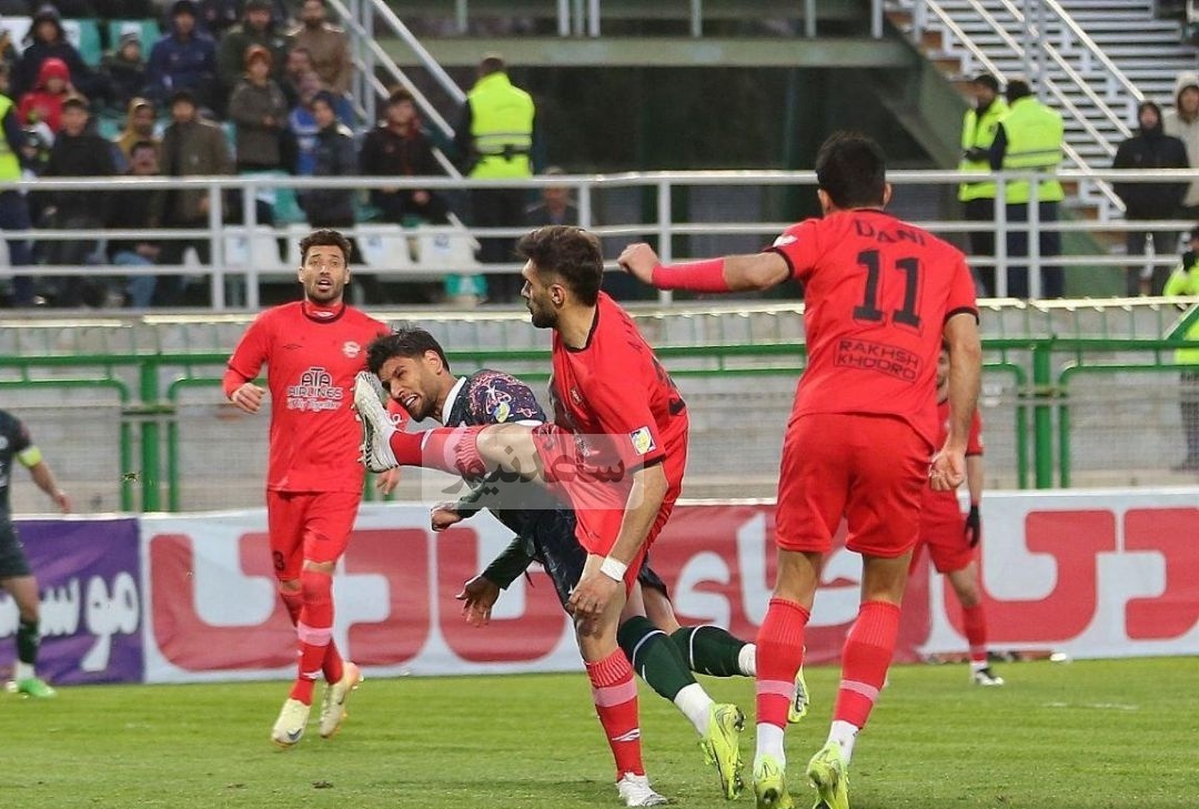 خلاصه بازی جذاب و مهیج تراکتور مقابل ذوب آهن با داوری جنجالی+فیلم/ 90 دقیقه جنگ بدون برنده