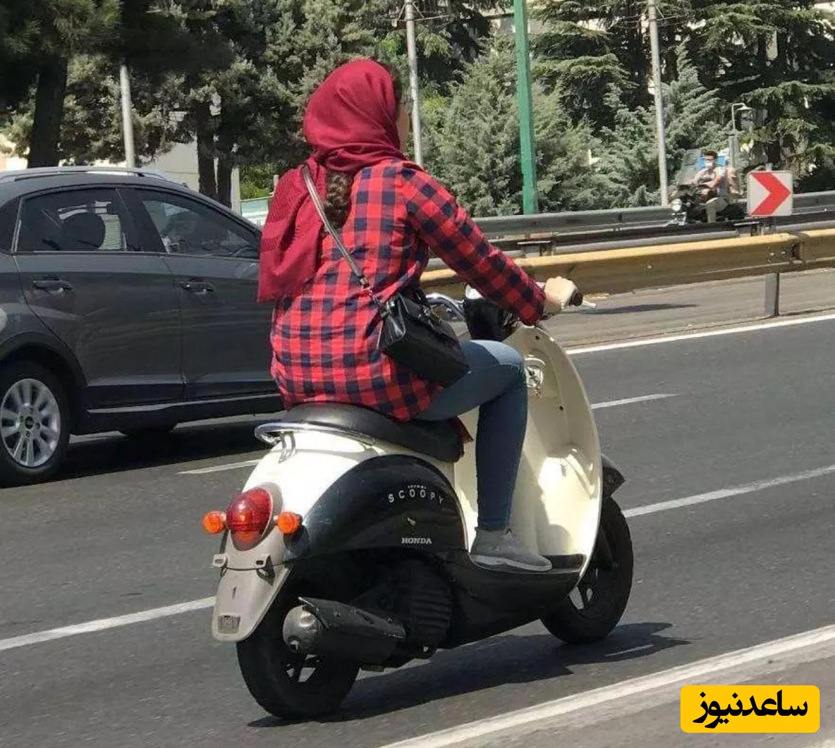 فعال سیاسی اصولگرا: برخی خانم‌های موتورسوار با کمر و ناف بیرون‌زده دنبال جذب مشتری‌اند نه موتورسواری!