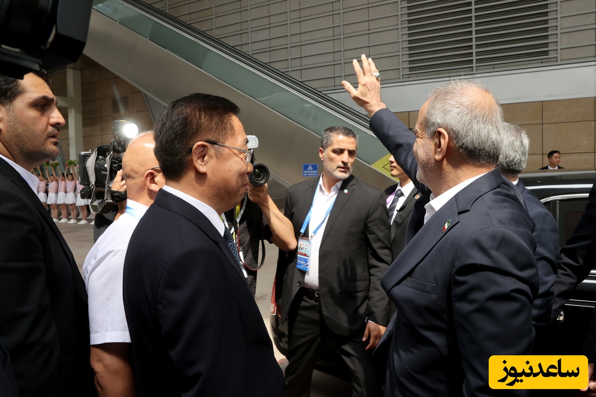 پزشکیان پیش از حرکت به پکن با قطار اینگونه با اجرای شاد و جذاب دختران و پسران چینی روبرو شد! +ویدیو