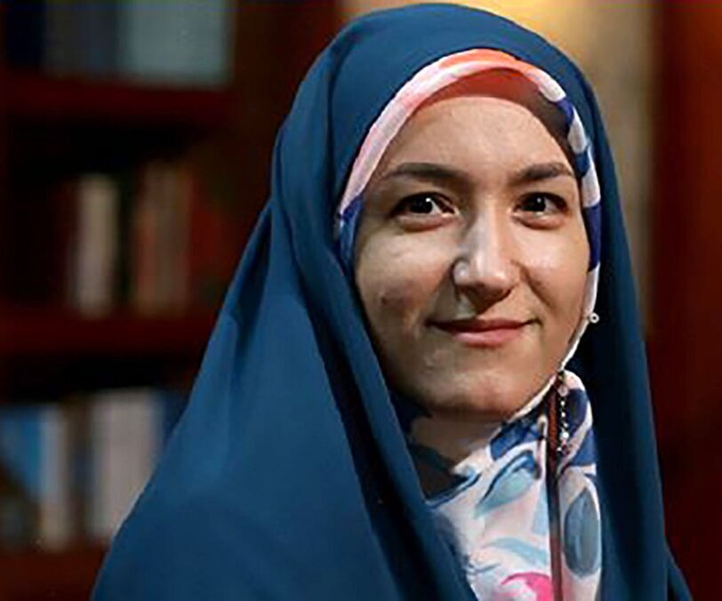 فیلم / نماز خواندن دختر بی حجاب تهرانی در نمازخانه ! / باورنکردنی در آنتن زنده !