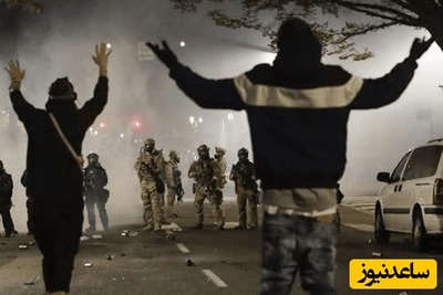 (فیلم) تهدید معترضان توسط پلیس: پلیس رو بزنید، اول میرید بیمارستان، بعد تو زندان ممکنه سگ‌ها گازتون بگیرن!