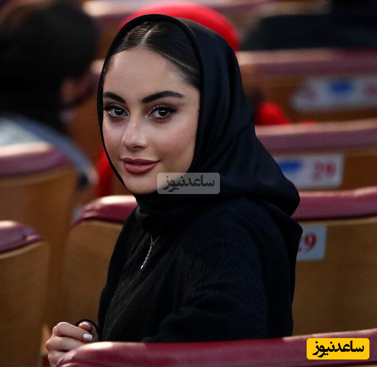 ترلان پروانه با دیدن هنر و استعداد هوادار خود بهت زده شد!
انگار عکسه!با خودش مو نمیزنه😍😍