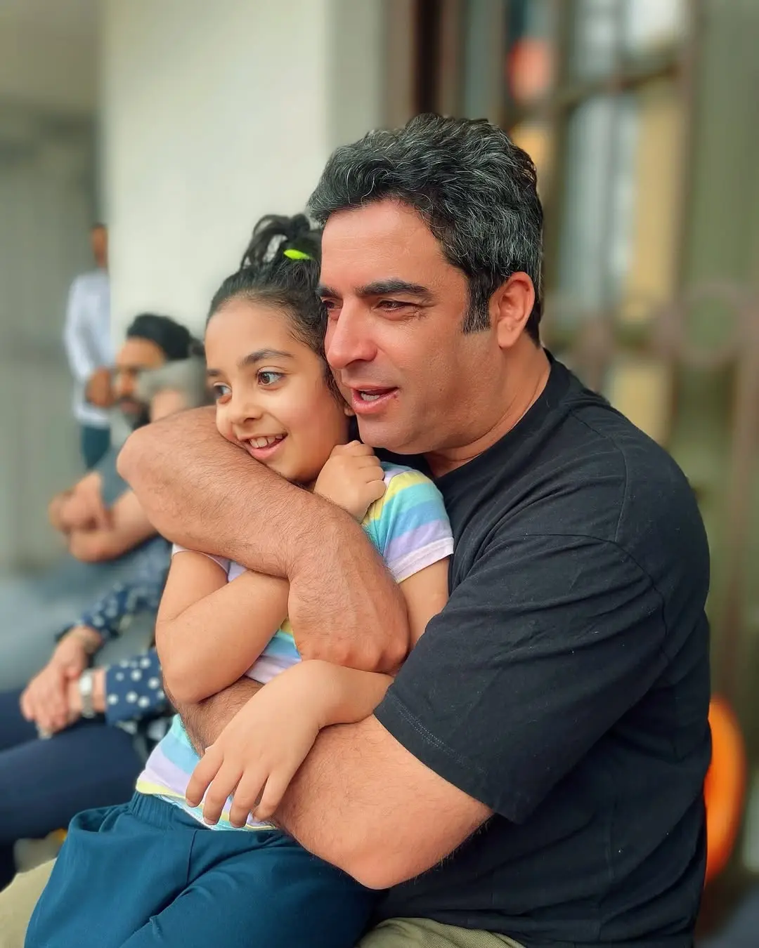 سوالات تخصصی و بامزه سوفیا یا همون گوشگله پیدر از منوچهر هادی در راه مدرسه+ویدیو/ ماشالله عین مجری‌ها سوال میپرسه😍