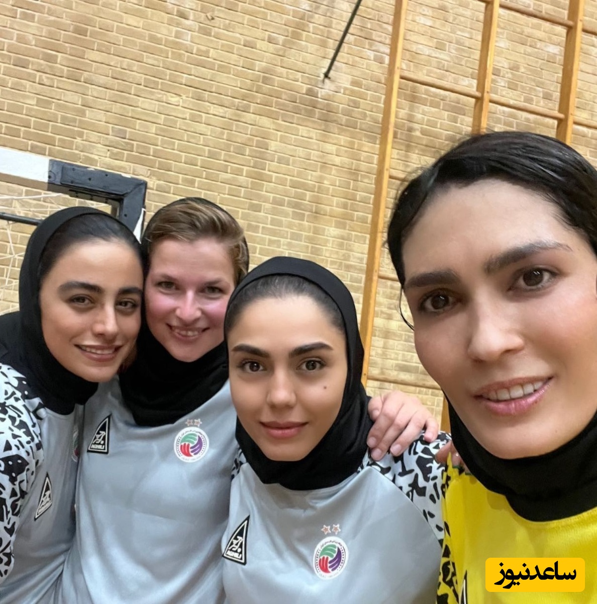 نگاهی به آلبوم تصاویر ورزشی آزاده زارعی، بازیگر سریال «آوای باران» در کنار شهربانو منصوریان و الهه منصوریان در ورزش فوتبال/ چه دریبلی میزنه این بازیکن