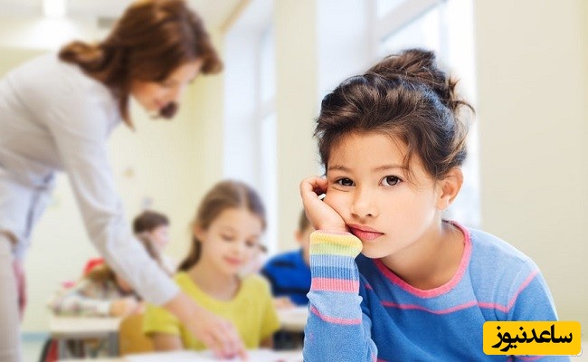 کودک ناراحت در کلاس درس