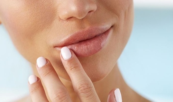 ترک خوردگی گوشه لب را چگونه میتوان درمان کرد؟