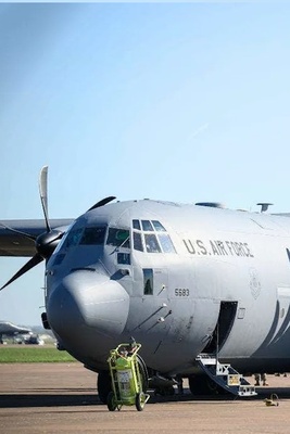 پرده برداری GUARDIAN از مردی که با تبر به هواپیمانی نظامی آمریکا حمله کرد + عکس