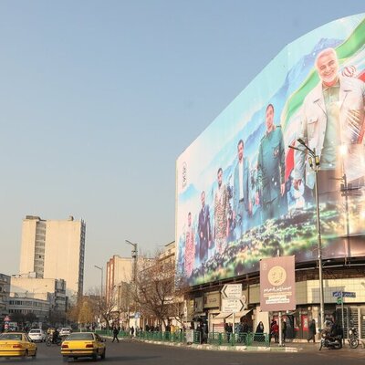 دیوار نگاره جدید میدان ولیعصر با تصویر متفاوت یک زن + تصاویر