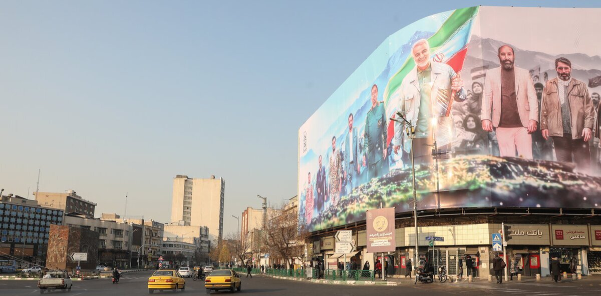 دیوار نگاره جدید میدان ولیعصر با تصویر متفاوت یک زن + تصاویر