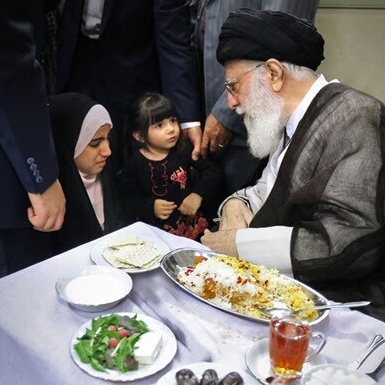 فیلم/ واکنش رهبر انقلاب به غذایی که در آن گوشت کیلویی 100 هزار تومانی بود: در روزگاری که مردم توان خرید گوشت ندارند من دست به این بشقاب  غذا نمیزنم ببریدش!