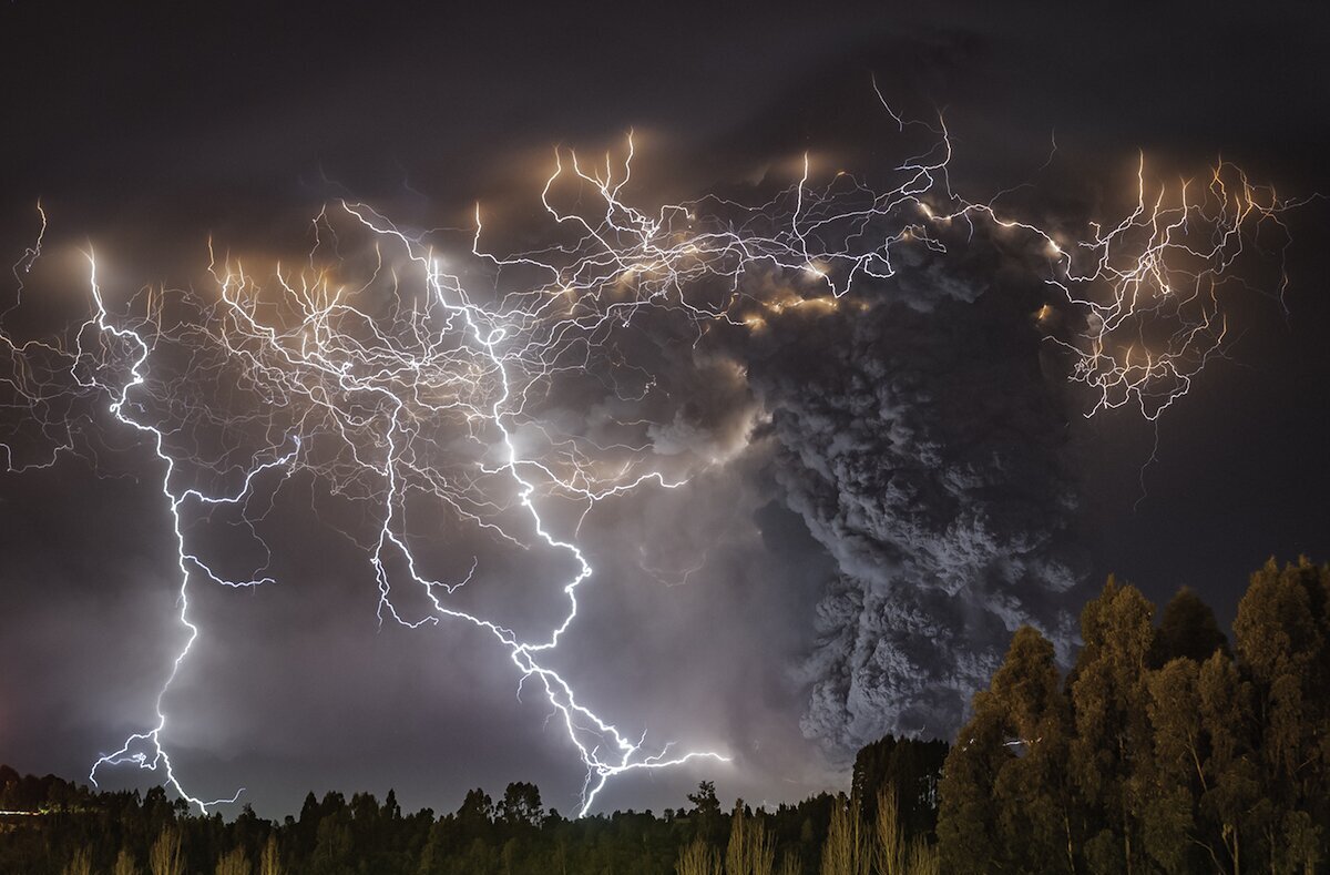 ببینید | تصویری حیرت‌انگیز از وقوع یک رعد و برق بر فراز آتشفشان!