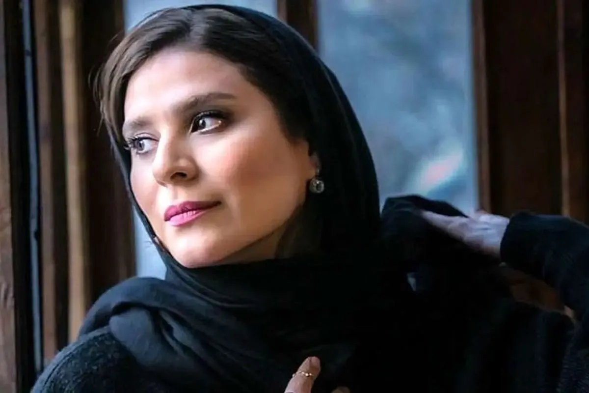 یادی کنیم از استایل شیک و مجلسی سحر دولت‌شاهی در خارج از کشور با لباس مشکی حاشیه طلایی و اکسسوری‌هایی به سبک ایران باستان