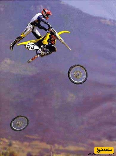 خلاقیت باورنکردنی موتور سوار برای پرواز در آسمان/ خیابون و پیاده روهای شهر کم بود از این به بعد باید حواسمون به بالاسرمون هم باشه