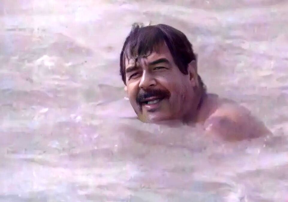 ویدئویی دیده نشده از صدام حسین ملعون و افسران بعثی ملعون تر از خودش در حال شنا در رود دجله / فکرشم نمی‌کرد قراره به چه وضعی بیفته آخر عمری!