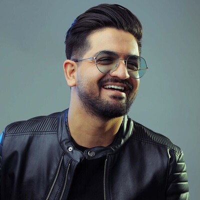 (ویدئو) اجرای آهنگ “دیگه دیره” سینا شعبانخانی در اختتامیه جشنواره فیلم و عکس “با انرژی“ به یاد زنده یاد تورج شعبانخانی / دریافت لوح از دست لیندا کیانی