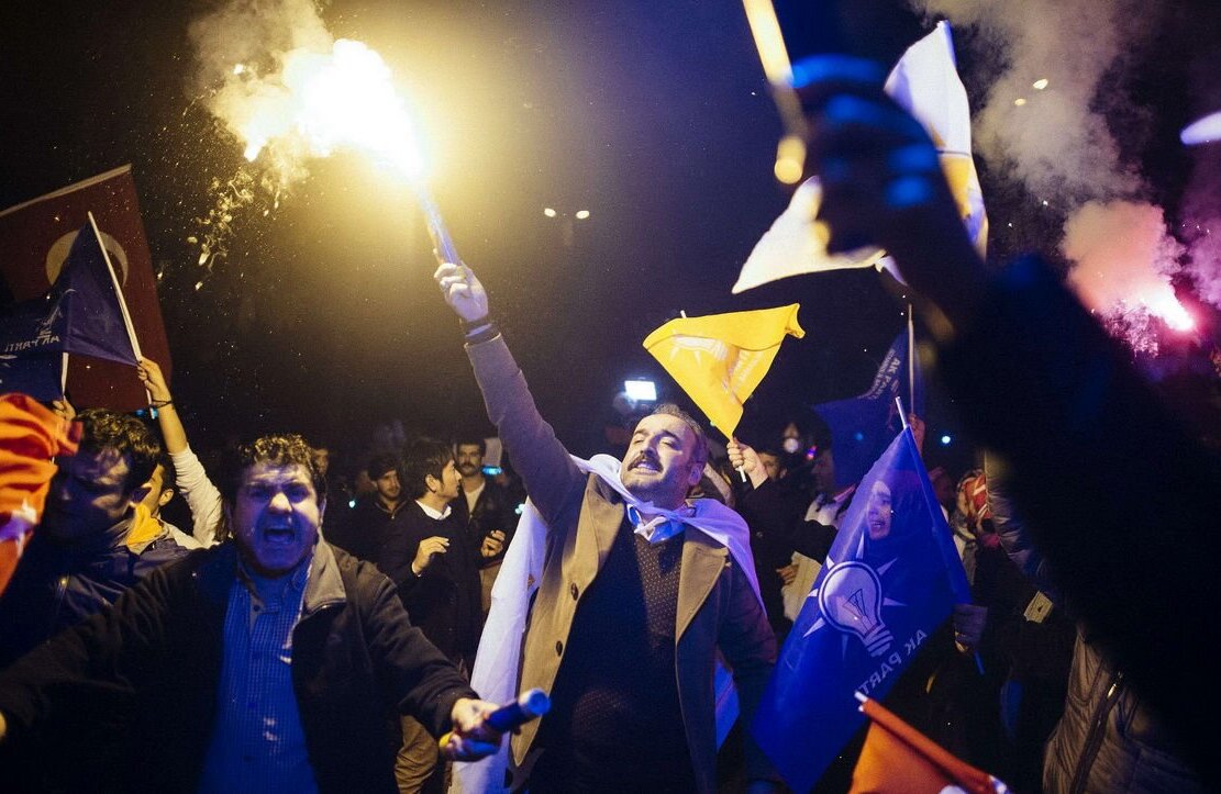 (ویدئو) شادی طرفداران اردوغان در خیابان‌های آنکارا