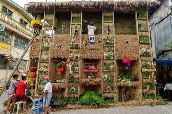 مردم فیلیپین خانه خود را با طرح‌هایی با مضمون کشاورزی در آستانه جشنواره "پاهیا" به افتخار "سان ایسیدرو لابرادور" قدیس مسیحی حامی کشاورزان تزئین می‌کنند./ EPA